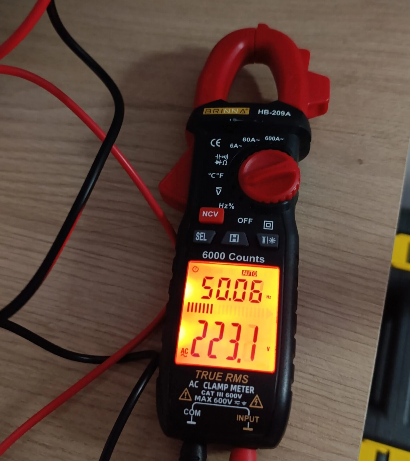 Medición de voltaje en instalación domiciliaria